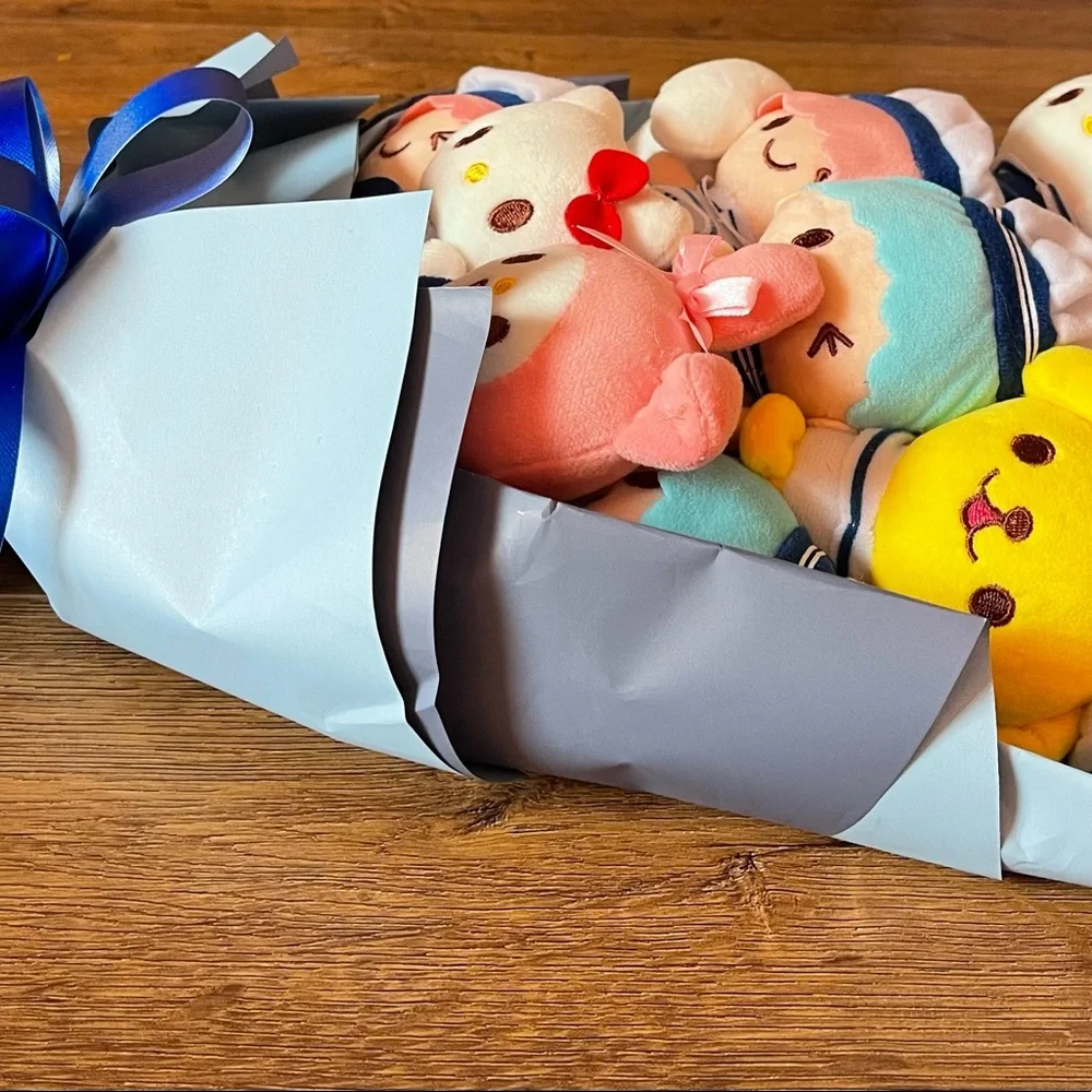 SANRIO-Imported (NWOT) Large Character Plush Bouquet with Greeting Card - Picture 14 of 15